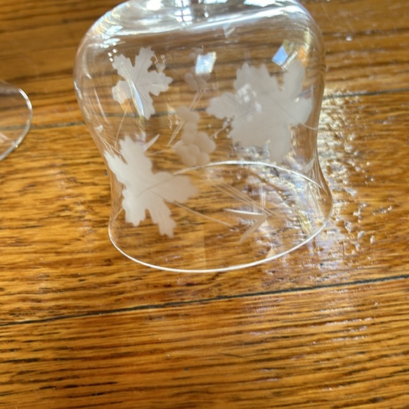 Vintage cordial, wine glasses on stems. Made in Romania. Etched leaf design. - Picture 6 of 7